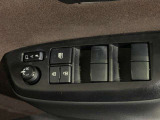 パワーウィンドのスイッチです。運転席に座りながら、助手席や後席の窓を開け閉めできるので大変便利ですよ。