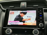 テレビ番組を画面で視聴でき、停車中の待ち時間を過ごす際にも活用できます。番組映像や情報表示が見やすく、車内での休憩時間に気軽に楽しめる装備です。