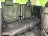 3列目は横並びで座れるベンチタイプのシートを配置。ヘッドレストとシートベルトも備わり、後席に乗る方にも座席を確保できます。家族でのお出かけにも便利です。
