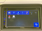 FM/AMやディスク、Bluetooth、USB、iPod、外部入力など、複数の音源を画面から選べるオーディオです。表示がまとまっており、気分や乗車シーンに合わせて使い分けやすい構成です。