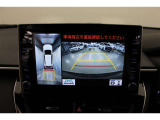 【全方位カメラ】 車の前後左右に取り付けられたカメラで、視線やバックモニターでは死角となる前方や真横も確認できます。狭い駐車スペースもスムーズに駐車できます。