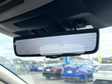 【スマートリヤビューミラー】後席の大きな荷物や同乗者で後方が確認しづらい時でも安心!カメラが撮影した車両後方の映像をルームミラー内に表示。クリアな視界で状況の確認が可能です!