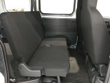 2列目シートは折りたたみ可能です。キャンプ用品など大きな荷物もばっちり収納可能です!