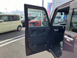 ドアを大きく開けて乗り降りしやすく、窓から周囲の様子も確認しやすい車内です。ドアポケットを備え、運転席まわりもすっきり使える印象です。