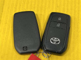 スマートキーはカバンやポケットから取り出すことなく、ドアのロックアンロックやエンジンの始動が出来ます!