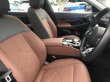 【コックピットシート】BMW車の主役席。車体中央にくる様に配置し車両重心とが一致する事でドライバーと車との一体感あるドライビングを実現。人間工学に基づき形成した形状が長時間のドライブ疲労も軽減します!