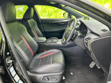 運転席まわりはシートや足元にゆとりがあり、前方の視界も確保しやすいレイアウトです。落ち着いた色合いに赤いアクセントが映え、日々の移動を心地よく支えます。