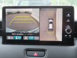 【マルチビューカメラシステム】フロントビューだけでなく、グラウンドビューも表示!自車を上空から見下ろしたような映像が表示されるので、駐車時などにドライバーの死角を減らすことができます。
