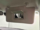 ちょっとした身だしなみチェックができるバニティミラー付きサンバイザー(運転席・助手席)が付いてます。運転席側にはチケットフォルダー付き。