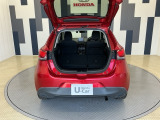 リアシートを倒すことでほぼフラットの状態となります。スペースを広く有効にご活用いただけます。