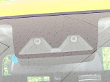 【スマートアシスト】走行中に前方の車両等を認識し、衝突しそうな時は警報とブレーキで衝突回避と被害軽減をアシスト。より安全にドライブをお楽しみいただけます。