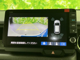 後方の映像に加えて車両周囲の状況も画面で確認でき、駐車時の周囲確認をサポートします。ガイド線も表示されるため、後退時の目安として活用できる便利な装備です。