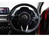 運転中もハンドルでの操作が可能です。特に高速道路等の目が離せない運転時には、便利さだけでなく、安全性も兼ね備えております。