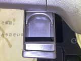 【ドリンクホルダー】二人のちょうど中間に位置する、使い勝手の良いスポット。パッと手に取れる位置にあるから、運転を邪魔せず水分補給ができます。