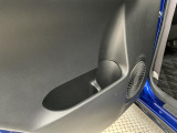 専用のエンジンクリーナーで全体に噴霧し汚れを浮かします。ボンネット裏などの汚れを中心にブラシがけを行い、洗浄しエアブローで仕上げております。