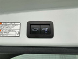 電動式バックドアです。 荷物を持ったままでもボタン一つで自動的に開け閉めできるので便利ですよ。 挟み込み防止機能も付いていますのでお子様の手や荷物を挟み込むのを防いでくれますよ。