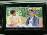 テレビ番組を画面で視聴できる装備です。停車中の休憩時間などに映像を楽しめるため、待ち時間も快適に過ごしたい方にうれしい機能となっています。