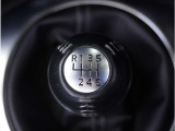 【シフトレバー】シフトもとても操作しやすいデザインになっております。運転する人の事を第一に考えた操作性の高い仕様です。