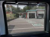 後席にはロールサンシェードが装備されていて、日差しの眩しい時に大活躍してくれます!