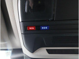 専用ボタンでコールセンターへ接続。状況に応じて緊急車両の要請やロードサービスの取次ぎを行います。重大事故の際は自動的にコールセンターにつながり、緊急車両やドクターヘリを要請します。(要申込)