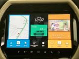 地図やテレビ、車両情報などをひとつの画面で確認できるマルチ表示。ホームや設定のアイコンも並び、目的に応じて画面を選びやすい構成です。移動中の情報確認から休憩中の視聴まで、日常の幅広い場面で活躍します。