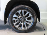 純正のアルミホイール装着車です。タイヤサイズは265/55R19です。