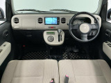 【インパネ】運転のしやすさを最優先に設計された見晴らしの良いフロントビュー。車両間隔が掴みやすく狭い道でも安心♪「安全」と「品質」を最優先に、安心してお乗りいただけるクルマを提供いたします。