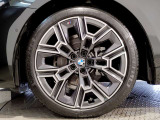 BMWの純正アロイホイールは軽量かつ強度にも優れているホイールで走行性能を引き上げる設計になっております。足元にもBMWは妥協がなくこだわっている個所になります。