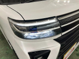 白く明るい光で夜間走行をサポートするLEDヘッドランプを搭載