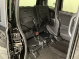 リアシート座面を持ち上げると、背の高い荷物を積むのに便利なトールモードに変身します!多彩なシートアレンジで使い勝手良好!