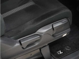 ◆シートハイトアジャスター◆運転席を上下に高さ調節ができます!運転ポジションを体格に合わせてシート調整できます。