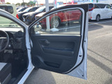 ドアを開けると、窓から外の様子を確認しやすく、運転席まわりとの行き来もスムーズです。黒を基調とした内張りは落ち着いた印象で、ドリンクや小物を置ける収納も備わっています。