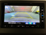 リバースギアに入れるだけで後方の表示へ切り替わります。夜間や雨の日の駐車も楽になりますよ。