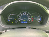 速度や燃料残量など、運転に必要な情報をまとめて確認しやすい配置です。表示が見渡しやすく、走行前の確認や日々の車両状況の把握に役立ちます。