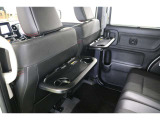 後部座席用にドリンクホルダー付シートバックテーブルを装備しています。車内でランチやお菓子も置く場所に困りません。使わない時はたたんでおけるので邪魔になりません。