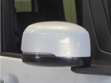◆ドアミラーウインカー◆ドアミラーにウインカーを装備しています。対向車に自身の進行方向を合図し安全に運転できます。
