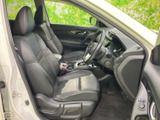 運転席まわりまで見渡しやすく、前方の視界を確保しやすいレイアウトです。落ち着いた色調のシートが並び、ゆったり腰掛けられる空間で、日々の移動も心地よく過ごせます。