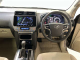 運転席周りのレイアウトをご覧ください。ナビゲーションが綺麗に装着されすっきり収まってますね!