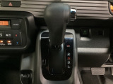 CVT車のセレクトレバーです。低速から高速まで、変速ショックのないスムーズな走りを実現するとともに、エンジン効率のよい領域を維持することで燃費にも貢献します。