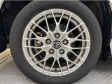 「トヨタ純正アルミホイール」を装着!純正なので車のデザインともマッチしています。高級感やスポーティーさを際立たせてくれます。