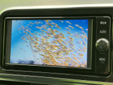 テレビ映像を画面で視聴できる装備です。停車中の待ち時間などに映像を楽しめるため、休憩時の過ごし方の幅が広がります。画面表示も見やすく、使いやすい一台です。