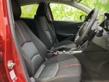 前席は適度なホールド感のある形状で、運転席と助手席の間には操作部がまとまっています。乗り込む際の視界も開けており、日々の移動から長めのお出かけまで落ち着いて過ごせそうです。