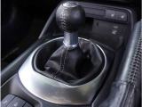 【シフトレバー】シフトもとても操作しやすいデザインになっております。運転する人の事を第一に考えた操作性の高い仕様です。