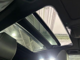 【サンルーフ】開放感たっぷりの希少装備、サンルーフが装着されています!車内に明かりを取り入れたり景色を楽しむ以外にも、車内の空気も簡単に換気できて快適です!