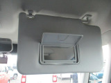 ミラー付きサンバイザー☆ちょっとしたお化粧直しなどに便利です!危険なので運転しながらではなく、止まってから使ってくださいね♪