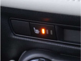 【シートヒーター】寒い日に重宝するシートヒーター。エアコンより早く芯から温めてくれるので寒がりの方も安心です。エアコンの温風は乾燥するから苦手、という方にもをおすすめです。