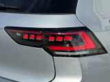 ダイナミックターンインジケーター付き3DのLEDテールランプ。ウィンカーの光が流れるように点滅、後続車からの視認性が高まり、万一の追突の危険性を軽減します。