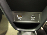 便利な充電用USBジャックも付いています。