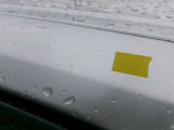 ルーフの運転席側前方にキズがあります。
