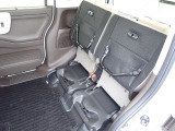 ◆チップアップ&ダイブダウン機構付【ULTR SEAT】は後席座面を左右分割で跳ね上げることができます。トランクで積載できない背の高い荷物をラクラク収納できます。ホンダ車ならではの人気装備です。